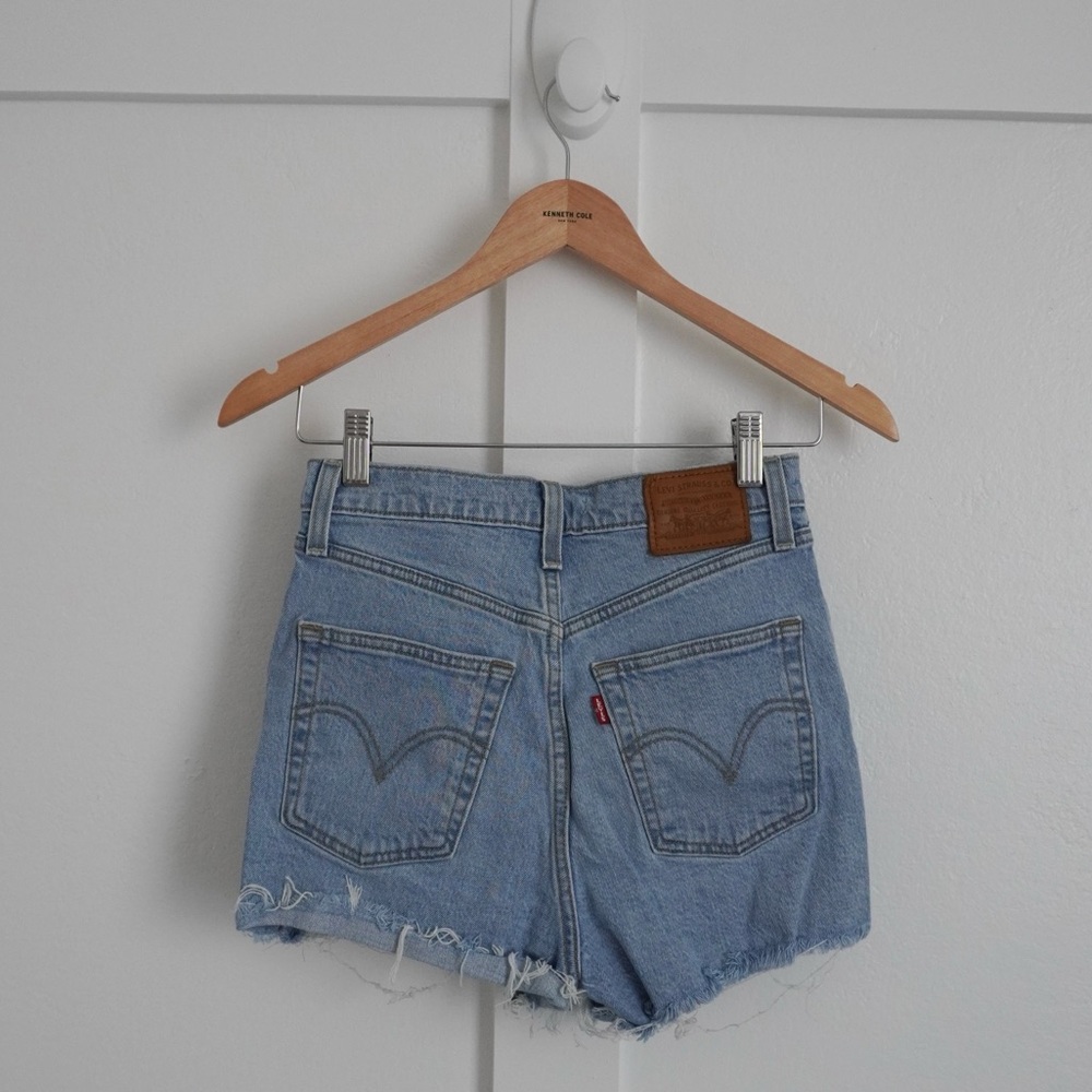 Levi’s Ribcage Shorts Light Wash - Picture 5 of 5